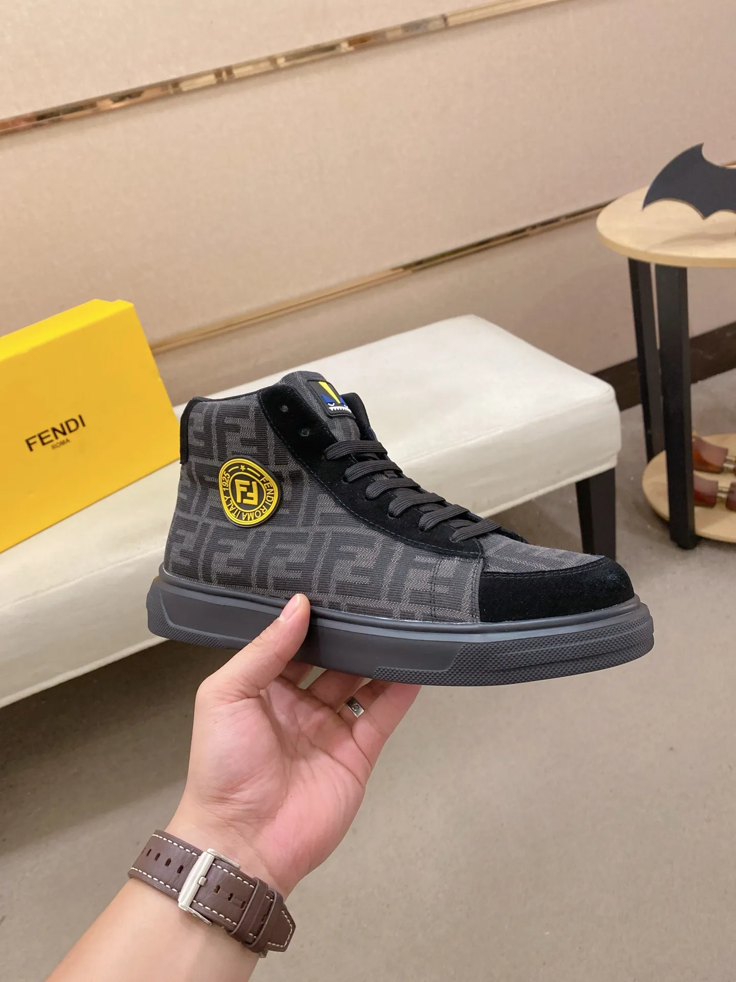 Men's shoes 420💰 (fendi) New high-top 👊🏻 upper 🇮🇹 imported cowhide fabric 🇩🇪 lining imported breathable mesh lining. The original outsole is molded to highlight the identity of every man, and the upper foot is elegant and stable🚶🏻🚶🏻The high-end custom counters reproduce the original version📯No matter the wind or rain, the shoe last remains unchanged and can withstand the verification of time🔍️,🔵 Size: 38-44